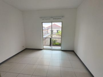 Dijual Rumah Luas 4 Kamar Tidur, Hadap Barat, Kota Baru Parahyangan