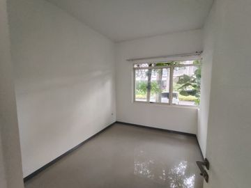 Dijual Rumah Luas 4 Kamar Tidur, Hadap Barat, Kota Baru Parahyangan