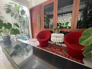 rumah mewah kota baru Parahyangan dengan kolam renang dan sauna