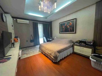 rumah mewah kota baru Parahyangan dengan kolam renang dan sauna