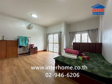 Two-story townhome, 26.1 sq.wa., Pornthaweewat 3 Village, Khlong Luang Road, Rangsit-Nakhon Nayok Road, Khlong Luang, Pathum Thani.
