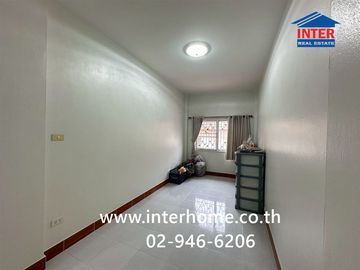 Two-story townhome, 26.1 sq.wa., Pornthaweewat 3 Village, Khlong Luang Road, Rangsit-Nakhon Nayok Road, Khlong Luang, Pathum Thani.