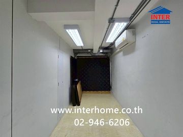 4.5-story commercial building, 43 sq.wa. (approx. 192 sq.m.), near Sahakorn Serithai Village, opposite Toyota Bus Serithai Branch, Serithai Road, Buen