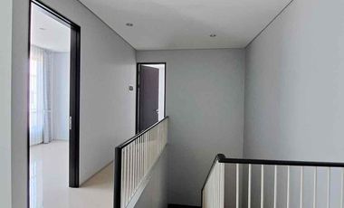 Termurah Rumah 2 Lantai Siap Huni di Cluster Oakwood Park Citraland, Surabaya Barat