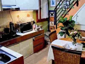 Dijual Rumah Strategis 3 Lantai Komplek Sariwangi