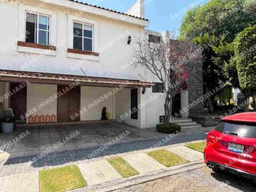 Casa en lomas de Angelópolis 999