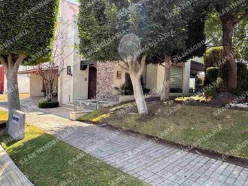 Casa en lomas de Angelópolis 999