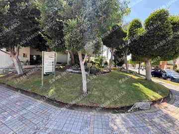 Casa en lomas de Angelópolis 999
