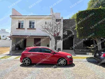 Casa en lomas de Angelópolis 999