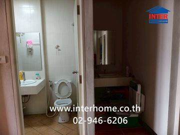 Two-story townhome, 17.5 sq.wah, Uthong Place 6 Village, Soi Piayanon, Lam Luk Ka Road, Rangsit-Nakhon Nayok Road, Lam Luk Ka, Pathum Thani.