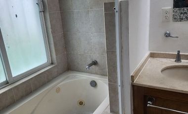 VENTA de Casa en Juriquilla, Querétaro, Real de Juriquilla enfrente del Colegio Roots $4,000,000 MXN