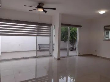 Hermosa Casa en Renta Estancias Montreal