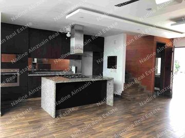 SE RENTA CASA DE TRES NIVELES UBICADA EN RESIDENCIAL ARBOLADA HUAYACAN, 3 RECÁMARAS AMPLIAS C/U CON BAÑO, ALBERCA PRIVADA, AMENIDADES, SEGURIDAD 24 HORAS.