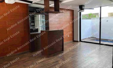 SE RENTA CASA DE TRES NIVELES UBICADA EN RESIDENCIAL ARBOLADA HUAYACAN, 3 RECÁMARAS AMPLIAS C/U CON BAÑO, ALBERCA PRIVADA, AMENIDADES, SEGURIDAD 24 HORAS.