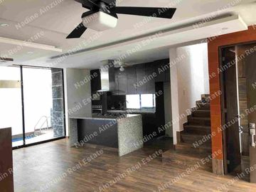 SE RENTA CASA DE TRES NIVELES UBICADA EN RESIDENCIAL ARBOLADA HUAYACAN, 3 RECÁMARAS AMPLIAS C/U CON BAÑO, ALBERCA PRIVADA, AMENIDADES, SEGURIDAD 24 HORAS.