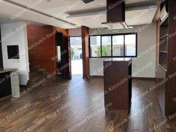 SE RENTA CASA DE TRES NIVELES UBICADA EN RESIDENCIAL ARBOLADA HUAYACAN, 3 RECÁMARAS AMPLIAS C/U CON BAÑO, ALBERCA PRIVADA, AMENIDADES, SEGURIDAD 24 HORAS.
