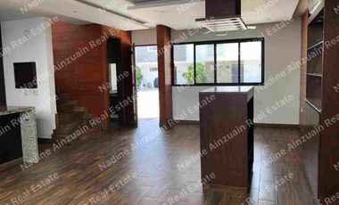 SE RENTA CASA DE TRES NIVELES UBICADA EN RESIDENCIAL ARBOLADA HUAYACAN, 3 RECÁMARAS AMPLIAS C/U CON BAÑO, ALBERCA PRIVADA, AMENIDADES, SEGURIDAD 24 HORAS.