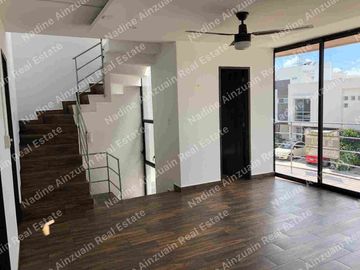 SE RENTA CASA DE TRES NIVELES UBICADA EN RESIDENCIAL ARBOLADA HUAYACAN, 3 RECÁMARAS AMPLIAS C/U CON BAÑO, ALBERCA PRIVADA, AMENIDADES, SEGURIDAD 24 HORAS.