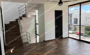 SE RENTA CASA DE TRES NIVELES UBICADA EN RESIDENCIAL ARBOLADA HUAYACAN, 3 RECÁMARAS AMPLIAS C/U CON BAÑO, ALBERCA PRIVADA, AMENIDADES, SEGURIDAD 24 HORAS.