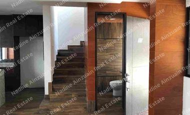 SE RENTA CASA DE TRES NIVELES UBICADA EN RESIDENCIAL ARBOLADA HUAYACAN, 3 RECÁMARAS AMPLIAS C/U CON BAÑO, ALBERCA PRIVADA, AMENIDADES, SEGURIDAD 24 HORAS.
