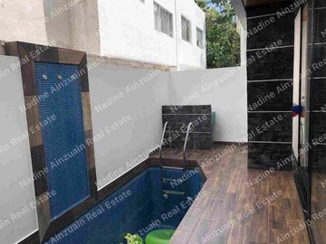 SE RENTA CASA DE TRES NIVELES UBICADA EN RESIDENCIAL ARBOLADA HUAYACAN, 3 RECÁMARAS AMPLIAS C/U CON BAÑO, ALBERCA PRIVADA, AMENIDADES, SEGURIDAD 24 HORAS.