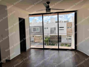 SE RENTA CASA DE TRES NIVELES UBICADA EN RESIDENCIAL ARBOLADA HUAYACAN, 3 RECÁMARAS AMPLIAS C/U CON BAÑO, ALBERCA PRIVADA, AMENIDADES, SEGURIDAD 24 HORAS.