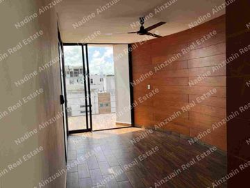 SE RENTA CASA DE TRES NIVELES UBICADA EN RESIDENCIAL ARBOLADA HUAYACAN, 3 RECÁMARAS AMPLIAS C/U CON BAÑO, ALBERCA PRIVADA, AMENIDADES, SEGURIDAD 24 HORAS.