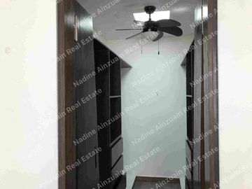 SE RENTA CASA DE TRES NIVELES UBICADA EN RESIDENCIAL ARBOLADA HUAYACAN, 3 RECÁMARAS AMPLIAS C/U CON BAÑO, ALBERCA PRIVADA, AMENIDADES, SEGURIDAD 24 HORAS.