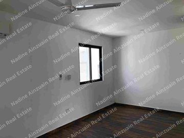 SE RENTA CASA DE TRES NIVELES UBICADA EN RESIDENCIAL ARBOLADA HUAYACAN, 3 RECÁMARAS AMPLIAS C/U CON BAÑO, ALBERCA PRIVADA, AMENIDADES, SEGURIDAD 24 HORAS.