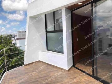 SE RENTA CASA DE TRES NIVELES UBICADA EN RESIDENCIAL ARBOLADA HUAYACAN, 3 RECÁMARAS AMPLIAS C/U CON BAÑO, ALBERCA PRIVADA, AMENIDADES, SEGURIDAD 24 HORAS.