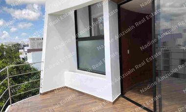 SE RENTA CASA DE TRES NIVELES UBICADA EN RESIDENCIAL ARBOLADA HUAYACAN, 3 RECÁMARAS AMPLIAS C/U CON BAÑO, ALBERCA PRIVADA, AMENIDADES, SEGURIDAD 24 HORAS.