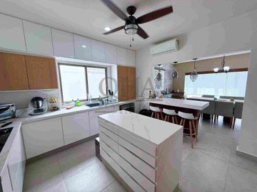 se renta o vende casa en residencial cumbres Cancún