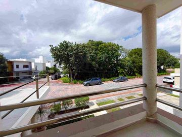 se vende o renta casa en cumbres Cancún