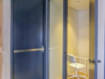 FOR LEASE AND FOR SALE OFFICE BUILDING IN MANDALUYONG CITY 6 STOREY FULLY FURNISHED 1,067 SQM. 10 CAR PARKING PHP 127,000,000 || PHP 688,000
