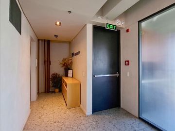 FOR LEASE AND FOR SALE OFFICE BUILDING IN MANDALUYONG CITY 6 STOREY FULLY FURNISHED 1,067 SQM. 10 CAR PARKING PHP 127,000,000 || PHP 688,000