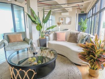 FOR LEASE AND FOR SALE OFFICE BUILDING IN MANDALUYONG CITY 6 STOREY FULLY FURNISHED 1,067 SQM. 10 CAR PARKING PHP 127,000,000 || PHP 688,000