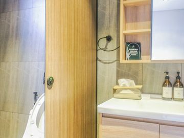 FOR LEASE AND FOR SALE OFFICE BUILDING IN MANDALUYONG CITY 6 STOREY FULLY FURNISHED 1,067 SQM. 10 CAR PARKING PHP 127,000,000 || PHP 688,000