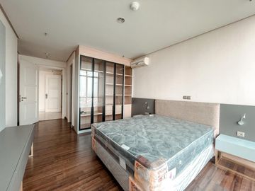 DISEWAKAN APARTEMEN LUXURY ADHIWANGSA B DENGAN LONG GOLF VIEW DEKAT GRAHA FAMILI