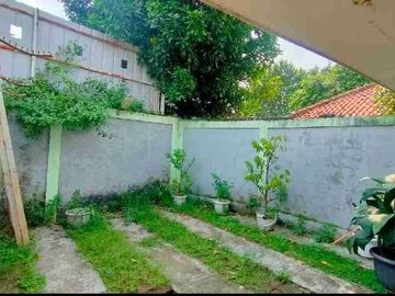 Rumah 1,5 Lantai hitung harga Tanah  dekat Perkantoran dengan Halaman depan dan Belakang luas, SHM di Kebagusan