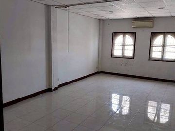 Four-story commercial building, 23.2 sq.wah. Located near Ngern Tid Lor (Ladprao branch), Soi Ladprao 80, Intersection 2, Ladprao Road, Pracha Rat Bam