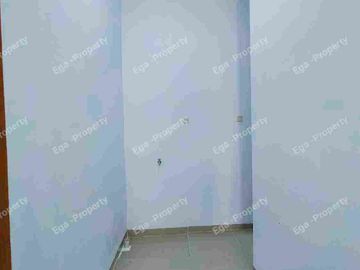 Lokasi pinggir jalan free canopi dan AC..
