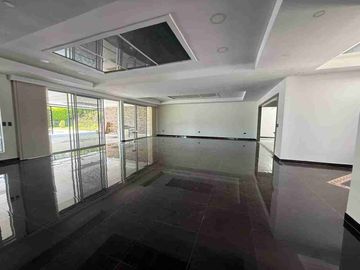 RENTA CASA CAMPESTRE. 4 ALCOBAS 5 BAÑOS CON APARTAMENTO INDEPENDIENTE DE 2 ALCOBAS