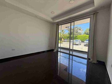 RENTA CASA CAMPESTRE. 4 ALCOBAS 5 BAÑOS CON APARTAMENTO INDEPENDIENTE DE 2 ALCOBAS