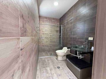 RENTA CASA CAMPESTRE. 4 ALCOBAS 5 BAÑOS CON APARTAMENTO INDEPENDIENTE DE 2 ALCOBAS