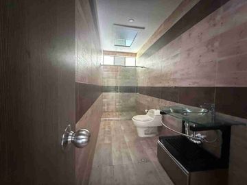 RENTA CASA CAMPESTRE. 4 ALCOBAS 5 BAÑOS CON APARTAMENTO INDEPENDIENTE DE 2 ALCOBAS