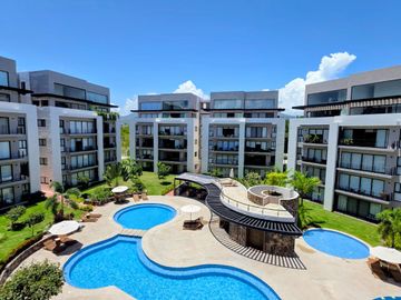 Condominio EN VENTA en Altea Puerto Vallarta con vista a áreas verdes, alberca y montaña