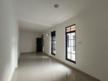 Rumah siap pakai bisa untuk usaha di jalan raya Kanfer banyumanik semarang 977
