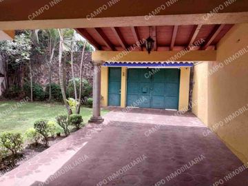 SE VENDE MAGNÍFICA CASA SOBRE AVENIDA VICENTE GUERRERO COL. AMPLIACIÓN MARAVILLAS.