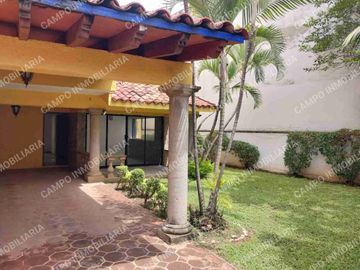 SE VENDE MAGNÍFICA CASA SOBRE AVENIDA VICENTE GUERRERO COL. AMPLIACIÓN MARAVILLAS.