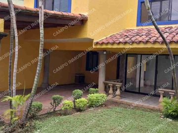 SE VENDE MAGNÍFICA CASA SOBRE AVENIDA VICENTE GUERRERO COL. AMPLIACIÓN MARAVILLAS.